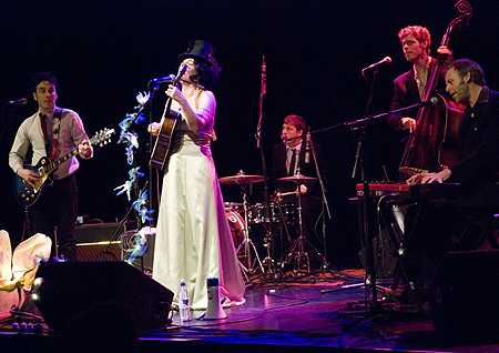 Kirsty Almeida and The Troubadours 